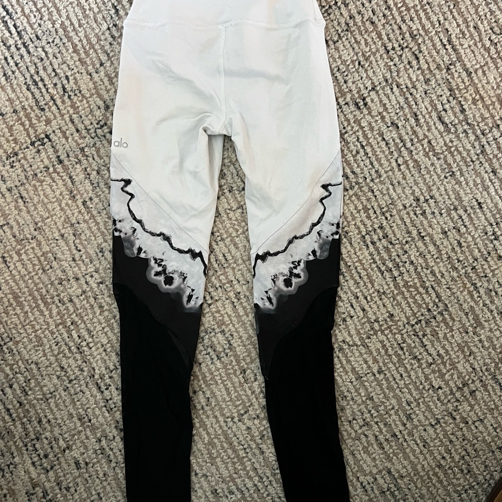 ALO Yoga Leggings Size XS Black/White